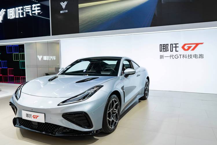 广州325哪吒汽车在智能汽车领域的表现，领途汽车在新能源汽车市场中的影响力